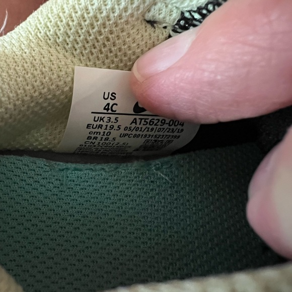 Nike Black and Pink Sneakers Modern Athletic Design - Picture 6 of 6